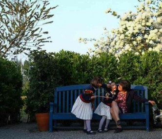 海媽為兩個女兒打造的主題花園童話世界。新華社