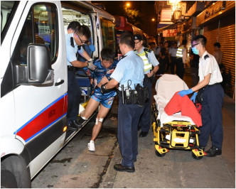 警方接报到场，将伤者送院。