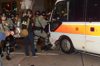 垃圾桶卡住警車。