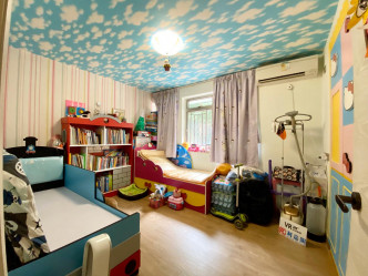 兩張兒童床分別靠窗及靠牆而置，騰出房間供孩子玩樂。