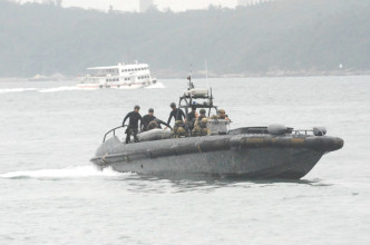 飞虎队「水鬼队」乘坐小艇到发现尸体海面。