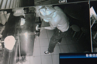 警员经初步调查，怀疑贼人从天井潜入，案件列爆窃。