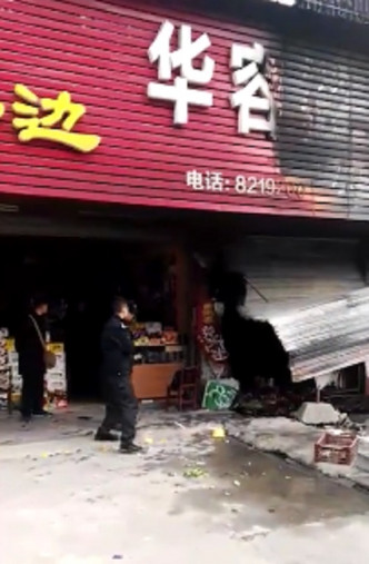 湖南岳阳一幢大厦的超市发生火警。 网上图片