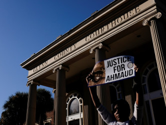 阿伯里槍殺案裁決後，有民眾在法院外歡呼。路透社圖片