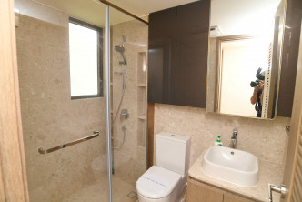 浴室设备仍然簇新，并设有窗户排走湿气。
