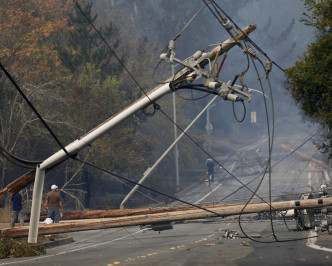 有关部门疑山火与电线杆倒塌有关。AP