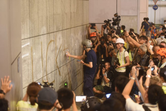 示威者在警總外牆塗鴉。