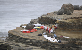 卡布里洛国家纪念碑的海岸线上，排列着打捞起来的物品。AP图片