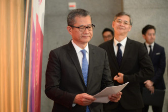 财政司长陈茂波宣布向合资格的市民派发每人4000元现金。