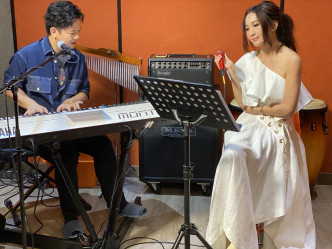 生日前夕，温碧霞应音乐大师伍仲衡邀请到他的录音室进行社交平台直播唱歌。