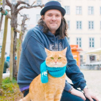 前作《街角遇見貓》改編自英國街頭藝人James Bowen與流浪貓Bob的真人真事。