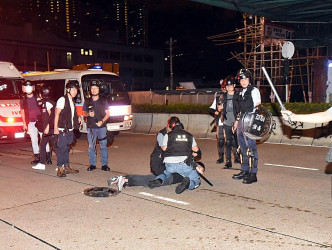 警方深夜在深水埗拘捕多名示威者。