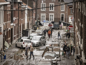 比利時街道水浸過後滿地泥濘。AP