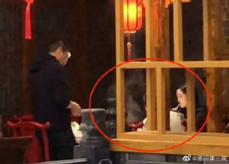 李亚鹏与女友带同女儿李嫣一齐食饭。