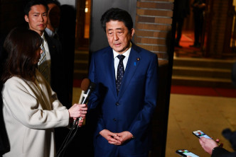 日本首相安倍晉三電話會議後見記者。AP圖片