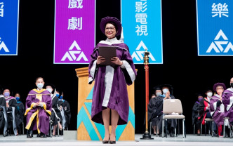 車淑梅獲香港演藝學院頒發榮譽院士。