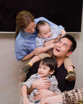 陈凯琳与老公郑嘉颖育有两子。
