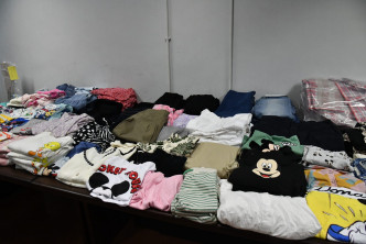 警方撿獲超過380件懷疑盜竊得來的衣物。