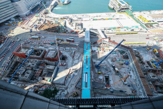港鐵會展站平頂，延至2022首季通車。