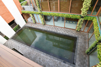 大屋建有私家泳池，周边玻璃趟门能够打开，空间相连。