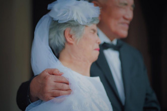 当日看到有一对失明的夫妇互相陪伴了50年，令柏豪非常感动。