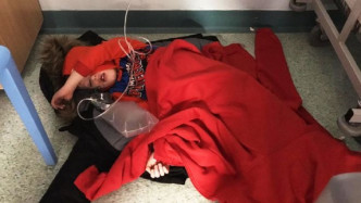 一名男孩睡在医院的地上。网上图片