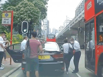 司机开门让1男1女上车，身穿恤衫的男子相信为陈茂波。影片截图