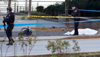 疑犯驾车高速撞向单车径，多人受伤流血倒卧地上。美联社