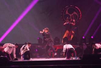 姜涛献唱张艺兴的《莲》、偶像罗志祥的《精舞门》及新歌《Master Class》。