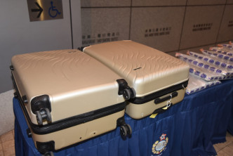 警方在2件行李中检获30公斤怀疑大麻花，市值约687万港元。