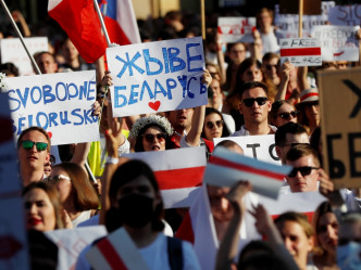 布拉格示威者高举抗议标语。AP