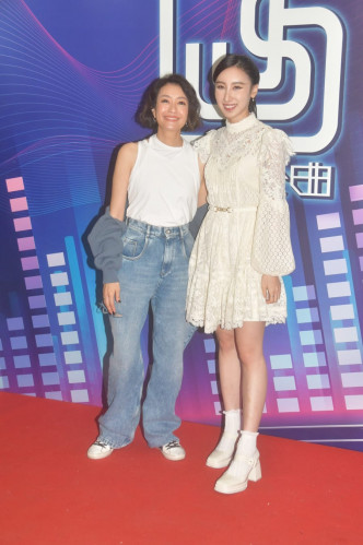 张新悦和许靖韵（右）今日为节目《劲歌金曲》录影。