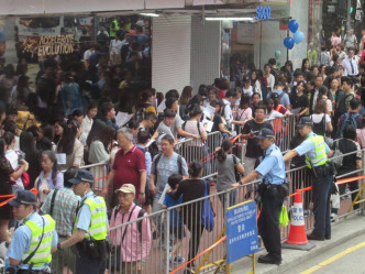 銅鑼灣警員拉起膠帶維持秩序。群組Tai Po 大埔圖片