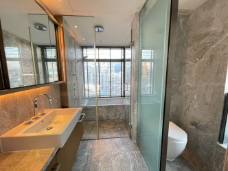 主人房浴室兼备淋浴及浸浴设备，采乾湿分离设计。