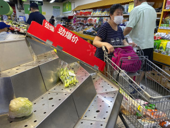 民眾到超市搶購糧食。AP圖片