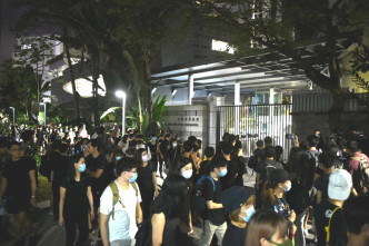 大批示威者包圍警察總部。