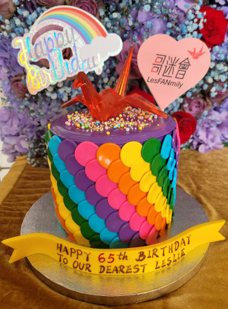 陈太送上的千羽鹤彩虹蛋糕。