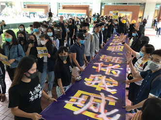 香港大學學生會及守護港大聯署關注組發起校內遊行。