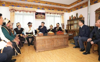 习近平在西藏林芝考察调研。新华社图片