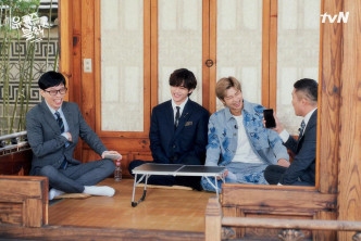 泰亨（左二）及队长RM（右二）一组，接受主持刘在锡和曹世镐访问。