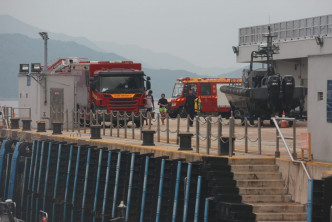 水警及消防將墮海人士送往西貢水警基地。