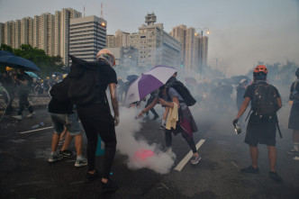 防暴警察與示威者爆發激烈衝突