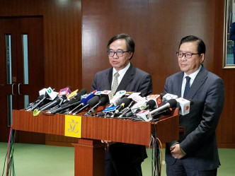 盧偉國（左）認為現階段應擴大調查委員會的職權範圍。