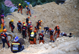 最少21人死亡，64人失踪，超过300人要疏散。AP