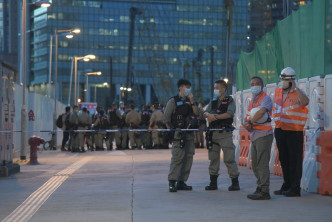 大批防暴警員在啟朗苑一帶戒備。