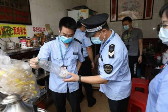 广州有商人在凉茶中添加西药，警方查封11间店铺。 网图
