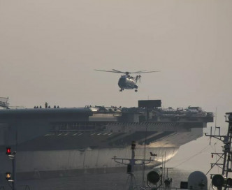 一架直-18改进型直升机突然驾临国产航母，在舰上升降。网图