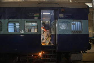 印度火車變成流動臨時醫院。AP