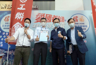 聂德权到工联会街站签名支持全国人大完善香港选举制度的决定。
