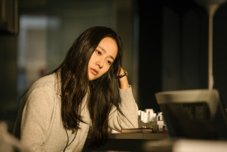 Krystal飾演張赫同事「寶英」，年紀相近又有新鮮感，預計會刺激到張赫同多恩嘅關係。